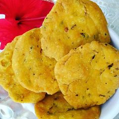 A picture of Kasoori methi khasta mathri.