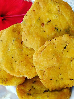 A picture of Kasoori methi khasta mathri.