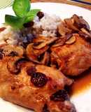 Pollo al horno con leche de coco, champiñones y uvas pasas