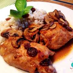 Una foto de Pollo al horno con leche de coco, champiñones y uvas pasas