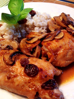Una foto de Pollo al horno con leche de coco, champiñones y uvas pasas
