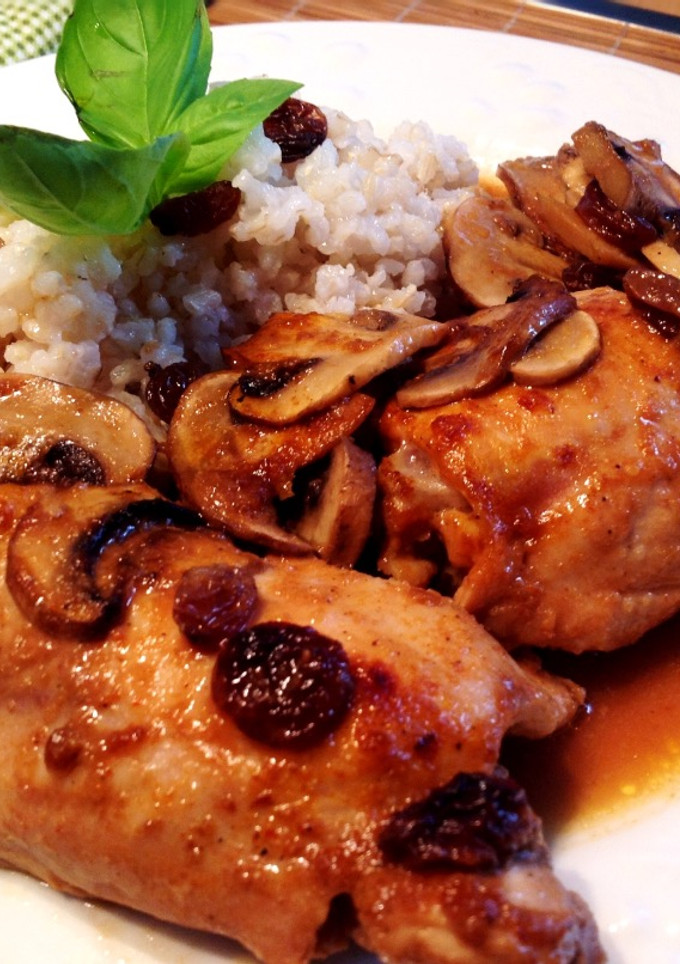 Una foto de Pollo al horno con leche de coco, champiñones y uvas pasas
