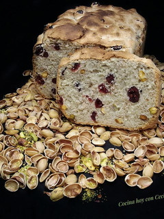 Una foto de Pan con pistachos y arándanos deshidratados en panificadora