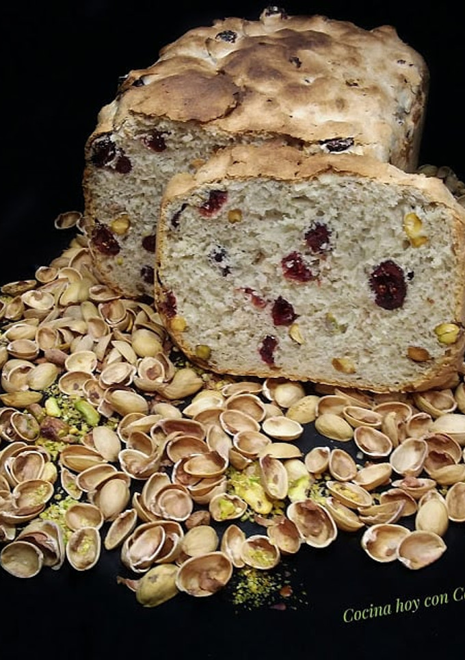 Una foto de Pan con pistachos y arándanos deshidratados en panificadora