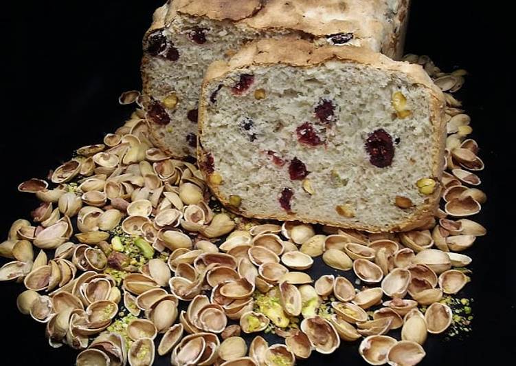 Pan con pistachos y arándanos deshidratados en panificadora