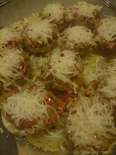 Una foto de Champiñones rellenos en cama de patatas con tomillo y orégano