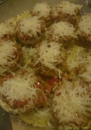 Una foto de Champiñones rellenos en cama de patatas con tomillo y orégano