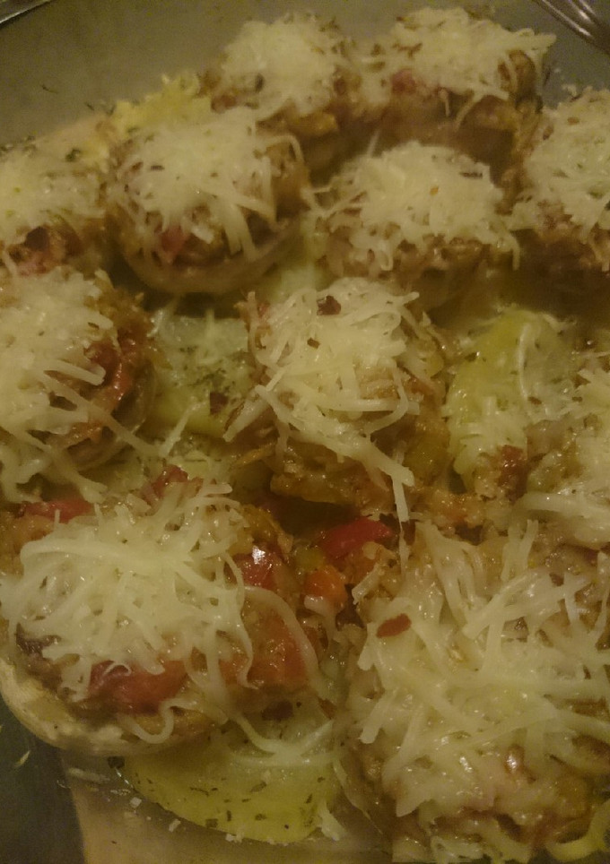 Una foto de Champiñones rellenos en cama de patatas con tomillo y orégano