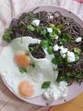 Nouilles soba au brocoli et oeufs au plat