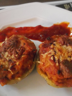 Una foto de Patatas asadas con bacon, queso y tomate