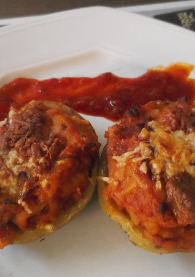 Una foto de Patatas asadas con bacon, queso y tomate