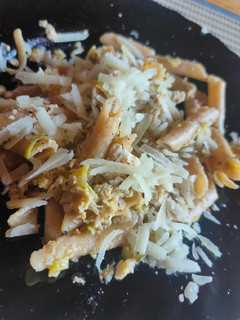 Una foto de Macarrones con puerro y huevos