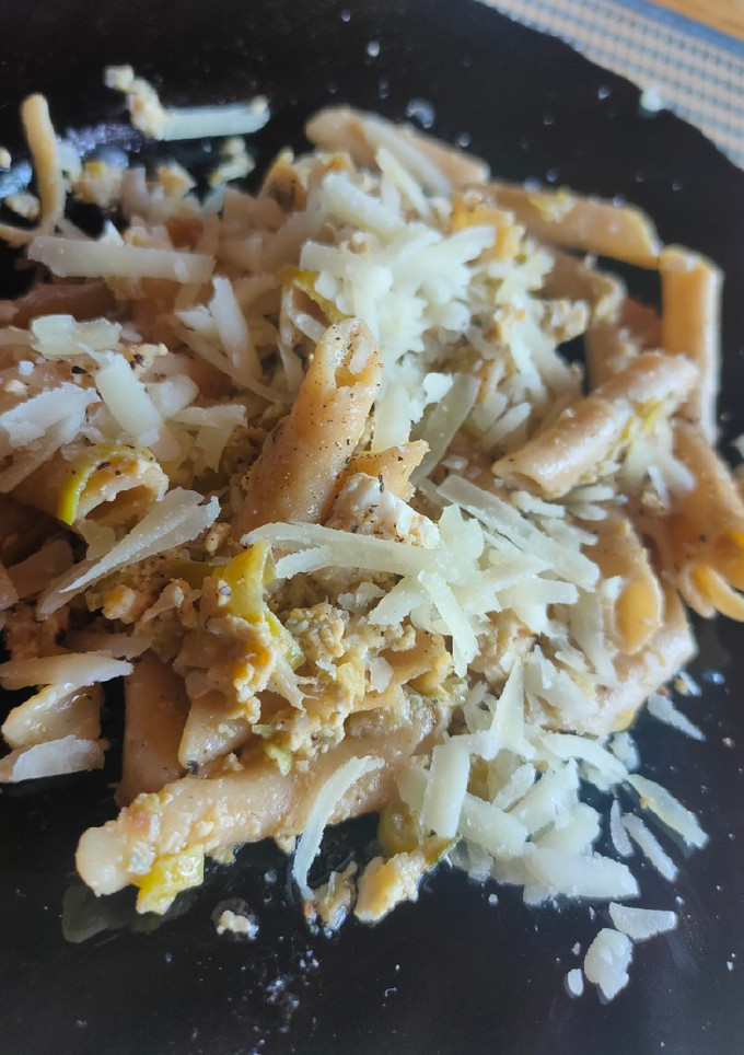 Una foto de Macarrones con puerro y huevos