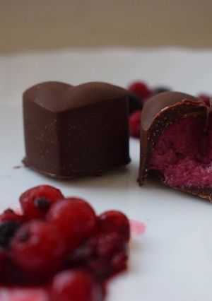 Valentin napi szív alakú Csokoládé erdei gyümölcs krémmel ♥️ recept fotója