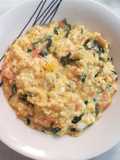 Huevos revueltos con espinaca, tomate y queso