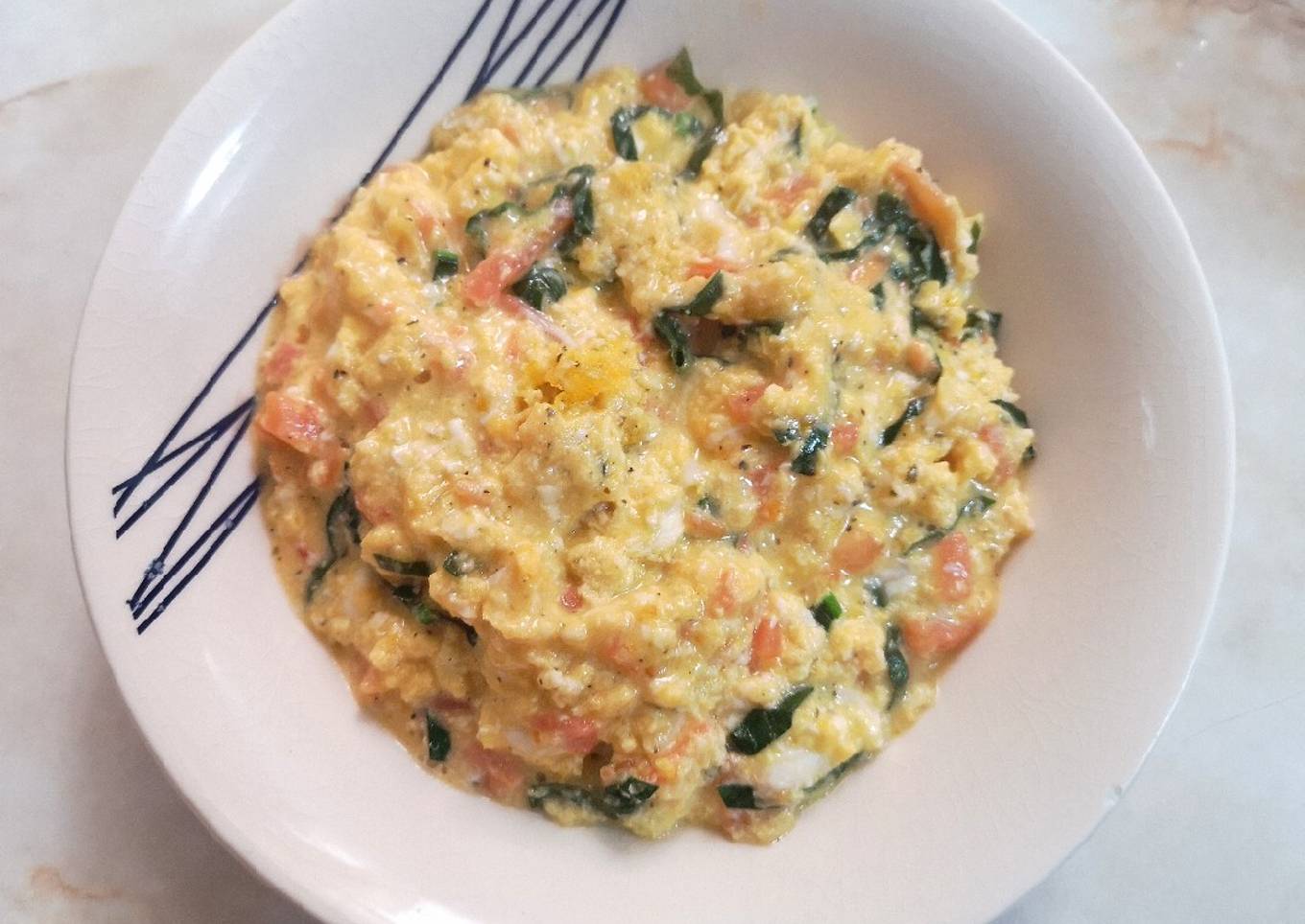 Huevos revueltos con espinaca, tomate y queso