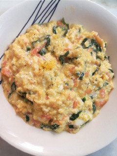 Una foto de Huevos revueltos con espinaca, tomate y queso