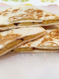 Una foto de Tortilla de trigo de plátano y crema de cacahuate