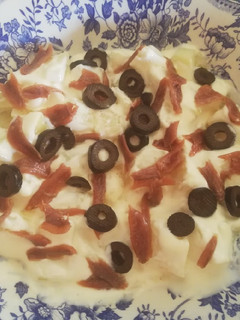Una foto de Ensalada de patatas de Sanlúcar alioli con anchoas y aceitunas