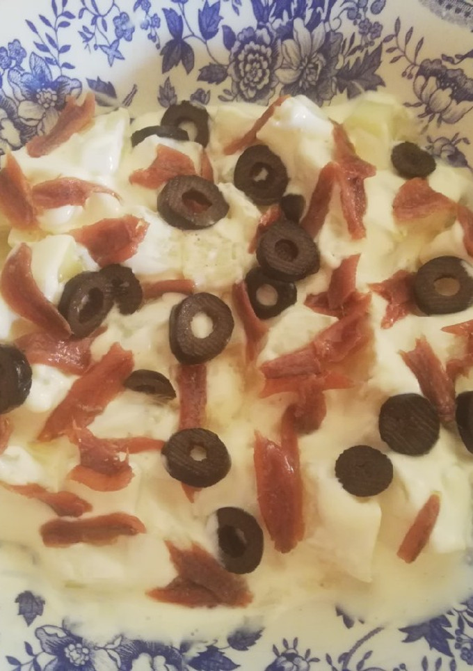 Una foto de Ensalada de patatas de Sanlúcar alioli con anchoas y aceitunas