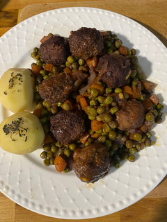 Una foto de Albóndigas en salsa de vino tinto y patatas aromatizadas con albahaca 🌿