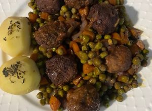 Foto principal de Albóndigas en salsa de vino tinto y patatas aromatizadas con albahaca 🌿
