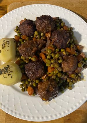 Una foto de Albóndigas en salsa de vino tinto y patatas aromatizadas con albahaca 🌿