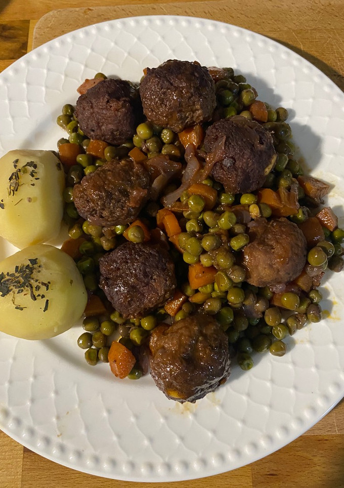 Una foto de Albóndigas en salsa de vino tinto y patatas aromatizadas con albahaca 🌿
