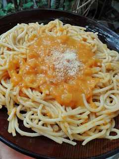 Una foto de Fideos con salsa de calabaza cremosa 😍