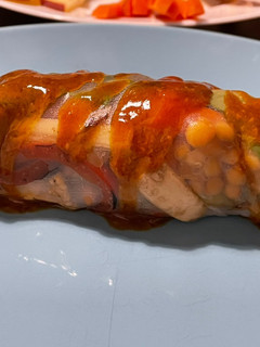 Una foto de Spring rolls con salsa
