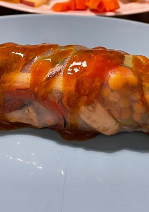 Una foto de Spring rolls con salsa