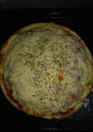 Una foto de Pizza de pollo, tomatitos Cherri y champiñones