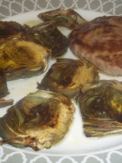 Una foto de Hamburguesa de ternera y alcachofas a la plancha