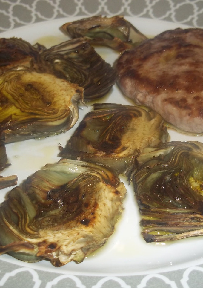 Una foto de Hamburguesa de ternera y alcachofas a la plancha