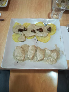 Una foto de Lomo de cerdo con salsa de champiñones, patatas y Porto Bello