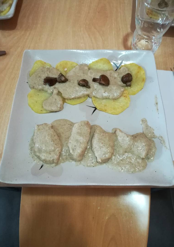 Una foto de Lomo de cerdo con salsa de champiñones, patatas y Porto Bello