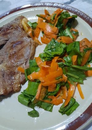 Una foto de En 20´ comida lista y rica, bife, zanahoria, radicheta