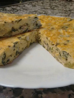 Una foto de Tortilla de patatas con espinacas, pollo y queso