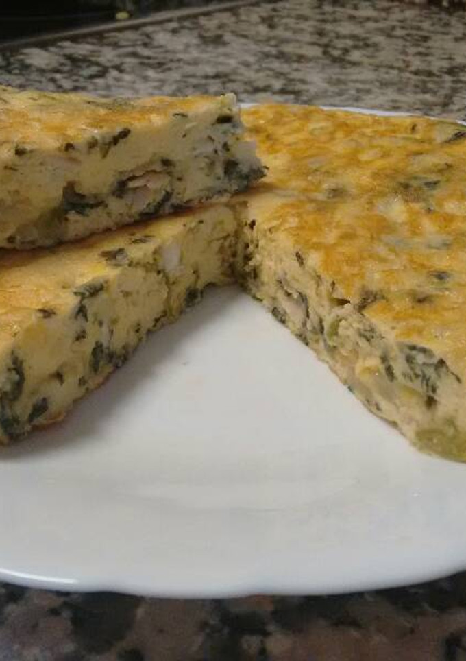 Una foto de Tortilla de patatas con espinacas, pollo y queso