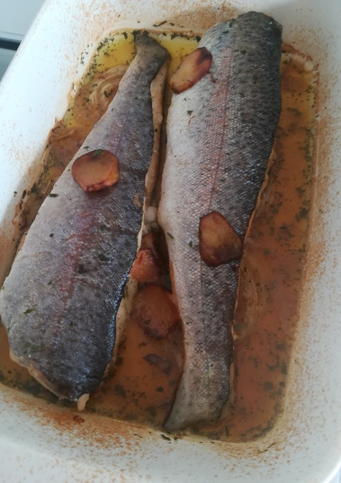 Una foto de Truchas con vino blanco