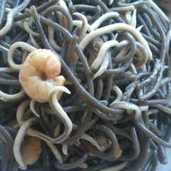 Una foto de Spaguetti negro con gulas y gambas