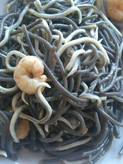 Una foto de Spaguetti negro con gulas y gambas