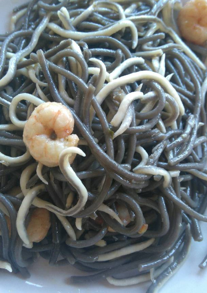 Una foto de Spaguetti negro con gulas y gambas