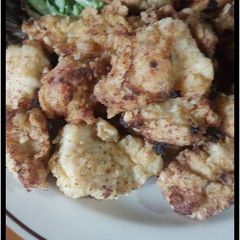A picture of Fried Chicken Pieces with Lime and Honey.