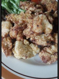 A picture of Fried Chicken Pieces with Lime and Honey.