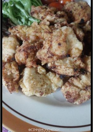 A picture of Fried Chicken Pieces with Lime and Honey.