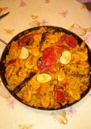 صورة لوصفة باييلا إسبانية بفواكه البحر
