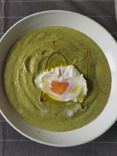 Una foto de Crema de calabacín y aguacate en mambo