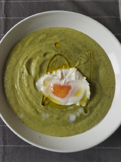 Una foto de Crema de calabacín y aguacate en mambo