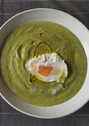 Una foto de Crema de calabacín y aguacate en mambo